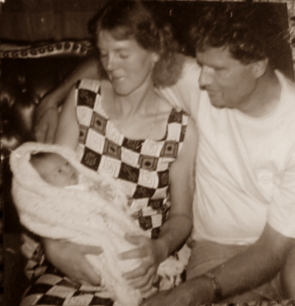 Nesta foto meus pais tiveram o prazer de conhecer a neta antes de partirem. Faleceram 5 meses e meio após o nascimento dela.